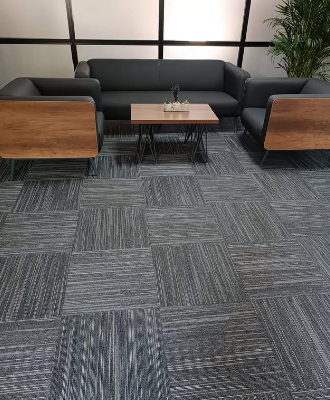Ofis alanında karo halı uygulaması